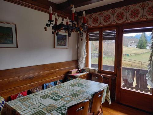 uma sala de jantar com uma mesa e uma janela em Appartamento a San Vito di Cadore em San Vito di Cadore