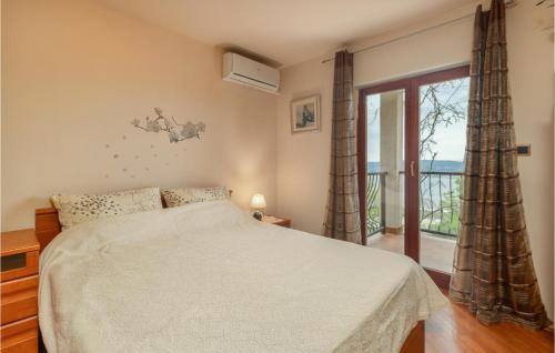 een slaapkamer met een bed en een balkon bij 3 Bedroom Stunning Apartment In Crikvenica in Crikvenica