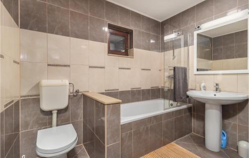 een badkamer met een toilet, een wastafel en een bad bij 3 Bedroom Stunning Apartment In Crikvenica in Crikvenica