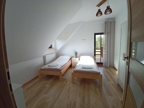 ein Zimmer mit 2 Betten und einer Treppe in einem Haus in der Unterkunft Chillout House Serwy in Serwy