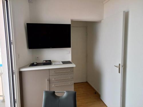 Televízia a/alebo spoločenská miestnosť v ubytovaní Balcon sur mer