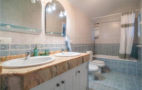 Et badeværelse på 3 Bedroom Awesome Home In Calahonda
