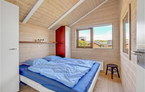 HejlsにあるStunning Home In Sjlund With House Sea Viewの窓付きの部屋にベッド付きのベッドルーム1室があります。