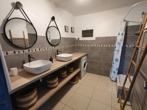 聖馬克西姆的住宿－Rez de Villa, vue magnifique, piscine chauffée privée, spa，浴室设有2个水槽和2面镜子