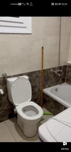 uma casa de banho com um WC e um lavatório em القاهره em El-Sa`âida