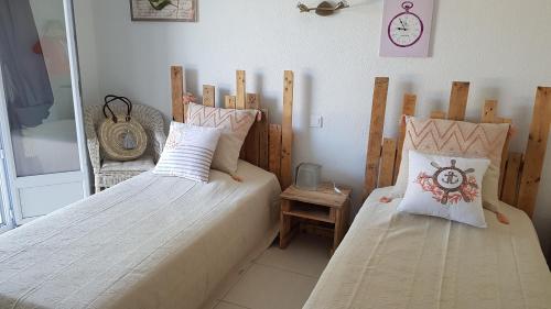 1 dormitorio con 2 camas y espejo en Rez de Villa, vue magnifique, piscine chauffée privée, spa, en Sainte-Maxime
