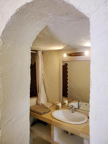ル・ボーセにあるLe mas des escansのバスルーム(洗面台、鏡付)