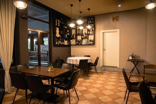 a dining room with a table and chairs at Hotel Blini in Shkodër