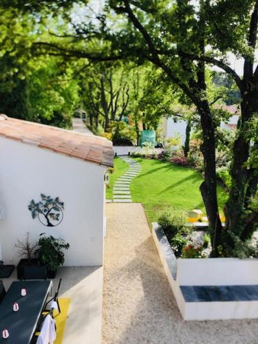 Κήπος έξω από το Villa Francine