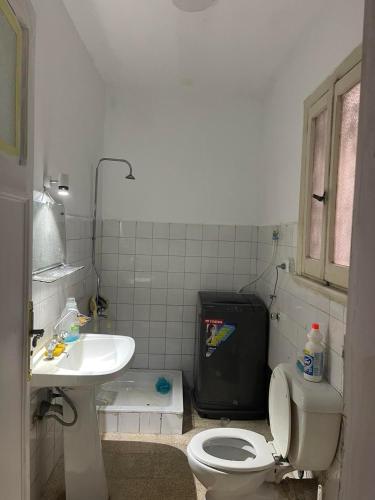 La salle de bains est pourvue de toilettes et d'un lavabo. dans l'établissement شقه مفروشه سوبر لوكس بميامى الاسكندريه, à Alexandrie