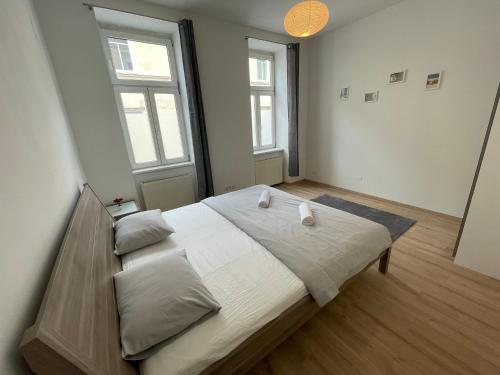 ein Schlafzimmer mit einem großen Bett mit zwei weißen Kissen in der Unterkunft Cozy 8-Person Home in Vienna Located at Haberlgasse 82 N1 in Wien