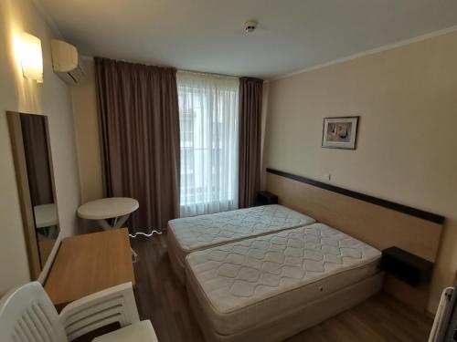 een hotelkamer met een bed en een tafel bij Obzor Beach Resort Beachfront in Obzor