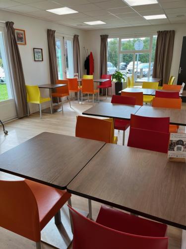a waiting room with tables and chairs in a classroom at Première Classe Troyes Sud - Buchères in Troyes