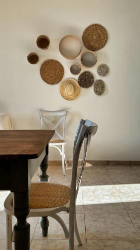 a dining room with a table and some plates on the wall at Marina di Andrano - Alisso, casa vista mare con parcheggio privato e wifi in Andrano
