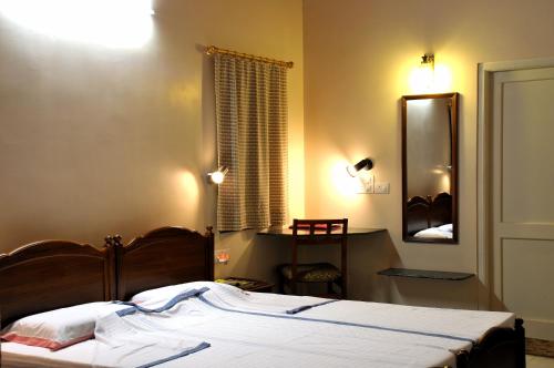 Una cama o camas en una habitación de Hotel Jai Niwas