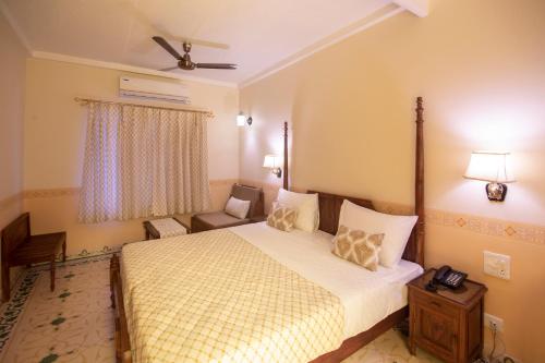 Una cama o camas en una habitación de Hotel Jai Niwas