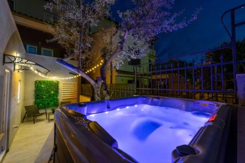 Kolam renang di atau dekat dengan Studio Apartment Mare with private garden and jacuzzi
