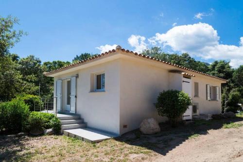Villa 4 personnes U Pinu, piscine partagée, 6 kms de porto vecchio