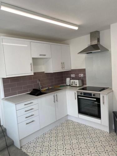 Η κουζίνα ή μικρή κουζίνα στο G-Floor Flat with 2 beds, 2 bathrooms, sleeps 4-6