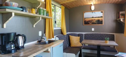 - une cuisine avec évier et table dans une caravane dans l'établissement Slaaphuisjes op wielen BuitenWedde Westerwolde, à Wedde