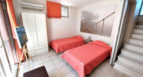 - une petite chambre avec 2 lits et un escalier dans l'établissement Luxury apartment SEA HELM with private swimming pool and BBQ, à Lagonissi