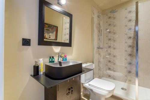 une salle de bain avec un lavabo, des toilettes et une douche dans l'établissement STUDIO BELLECOUR Republique, à Lyon