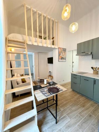Cette chambre comprend une mezzanine avec un bureau et une cuisine. dans l'établissement COSY COCOON - 2 to 4 travelers., à Nice
