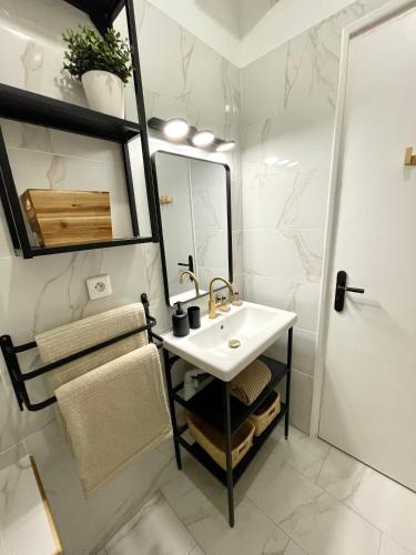 une salle de bain avec un lavabo et un miroir dans l'établissement COSY COCOON - 2 to 4 travelers., à Nice