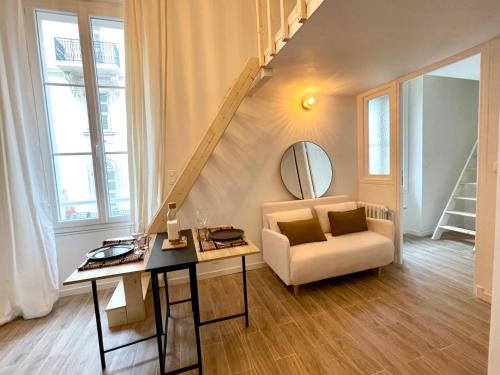 un salon avec un escalier, une chaise et une table dans l'établissement COSY COCOON - 2 to 4 travelers., à Nice