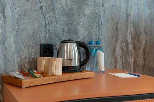 Set per la preparazione di tè e caffè presso Dostyk Business Hotel