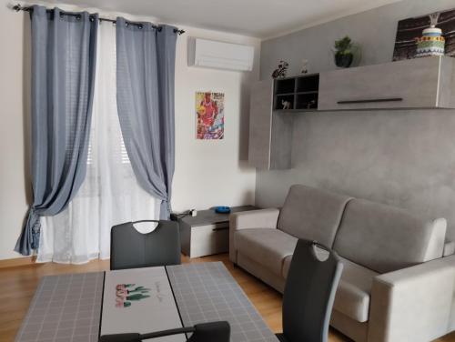 - un salon avec un canapé et une table dans l'établissement Casa vacanze GATTO MATTO due, à Manziana