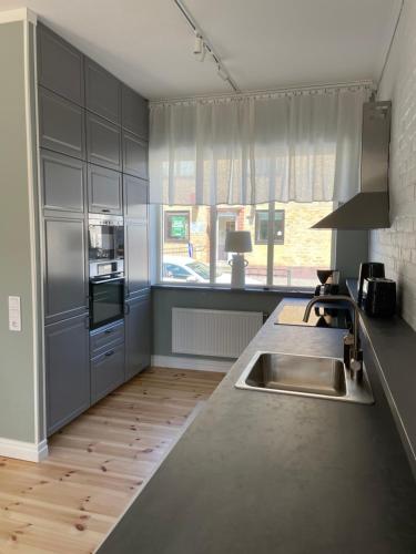 eine Küche mit einer Spüle und einer Arbeitsplatte in der Unterkunft Lägenhet Söder om Landsvägen C in Skivarp