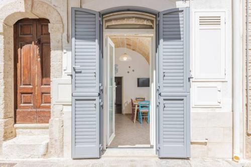 an open door to a room with a table at Extravacanza Spiraglio di Mare in Polignano a Mare