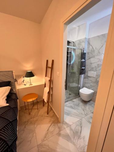 ein Bad mit einer Dusche und einem WC in einem Zimmer in der Unterkunft Casa de Tres Hermanos in the heart of Athens in Athen