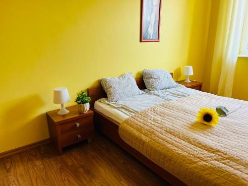 een slaapkamer met een bed met zonnebloem erop bij Apartament Słoneczny na Wydmie in Ustka