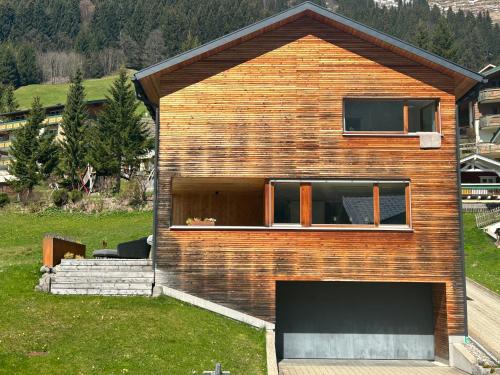 una casa de ladrillo con garaje en un patio en hus9, en Mittelberg
