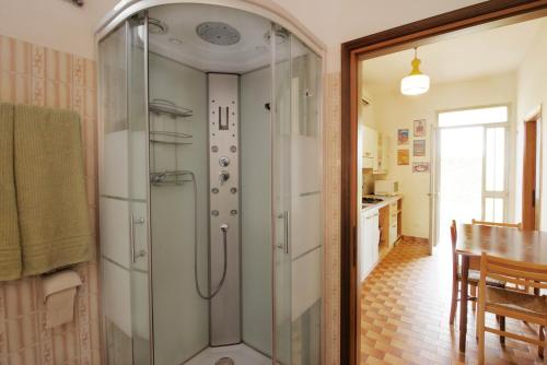 um chuveiro com uma porta de vidro na casa de banho em GREEN HOUSE em Cavallino-Treporti