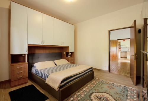 カヴァッリーノ・トレポルティにあるGREEN HOUSEのベッドルーム(ベッド1台、大きな鏡付)