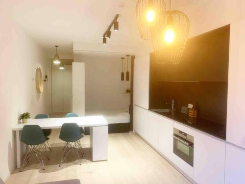 cocina con 2 sillas, mesa y fregadero en Appartement au Centre Ville, en Bruselas