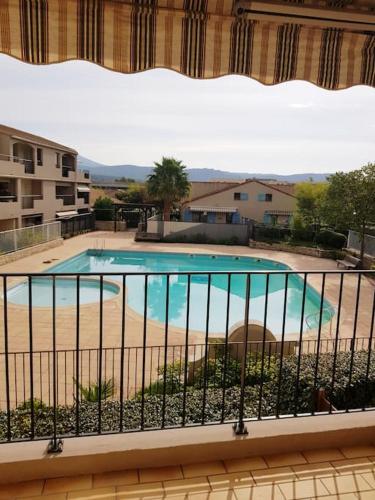 d'un balcon avec vue sur la piscine. dans l'établissement Comme à la maison, meublé de Tourisme 3 étoiles tout confort, au Beausset