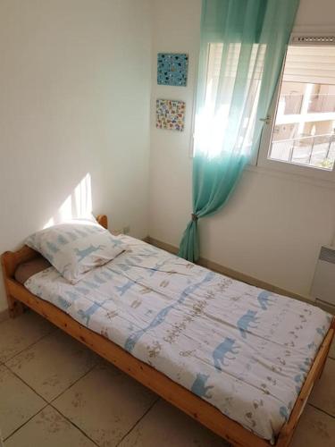 un lit dans une chambre avec une fenêtre dans l'établissement Comme à la maison, meublé de Tourisme 3 étoiles tout confort, au Beausset