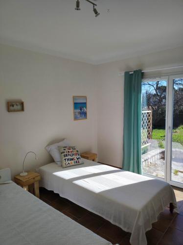 une chambre avec deux lits et une fenêtre dans l'établissement Villa Olivaie St Ange, à La Gaude