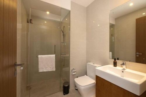 可倫坡的住宿－Twin Peaks residence，浴室配有卫生间、盥洗盆和淋浴。