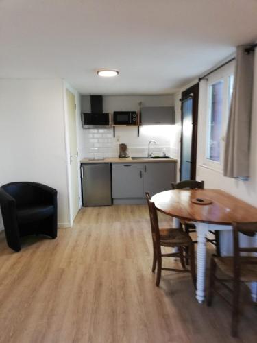 Photo de la galerie de l'établissement studio avec jardin à Rodez, à Rodez