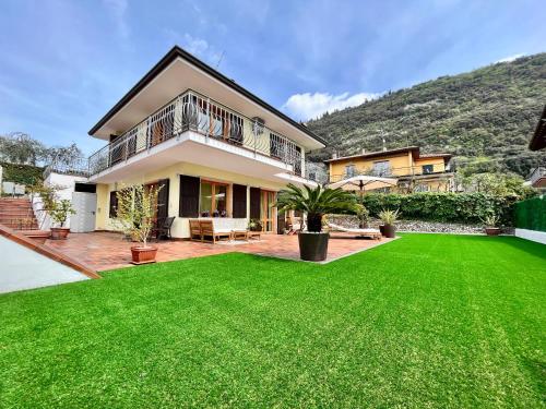 a house with a large yard with green grass at Casa Nicosandi in Malcesine