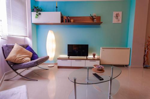 ein Wohnzimmer mit einem Glastisch und einem TV in der Unterkunft Apartamento San Francisco in Viveiro