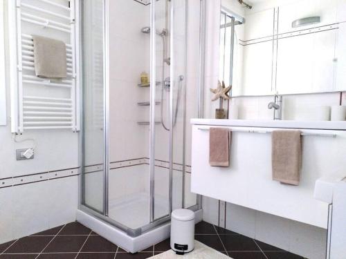 uma casa de banho com uma cabina de duche em vidro e um lavatório. em Casa Su Soli Sardu II - Sea View em Codaruina