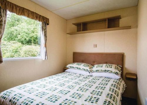 Woodland Vale Holiday Park tesisinde bir odada yatak veya yataklar