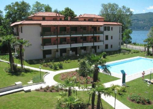 un gran edificio con una piscina y un complejo en La casa sul lago, en  Monvalle 