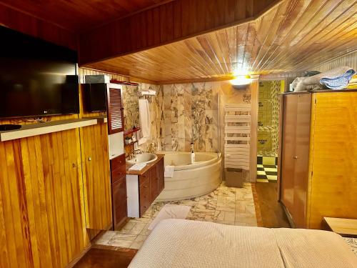 une grande salle de bain avec une baignoire et un lavabo dans l'établissement Paris Trocadéro, à Paris